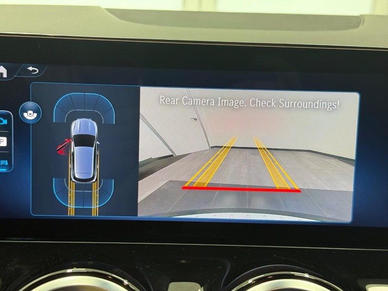 Mercedes-Benz GLA Vehicle Full-screen Gallery Image 17