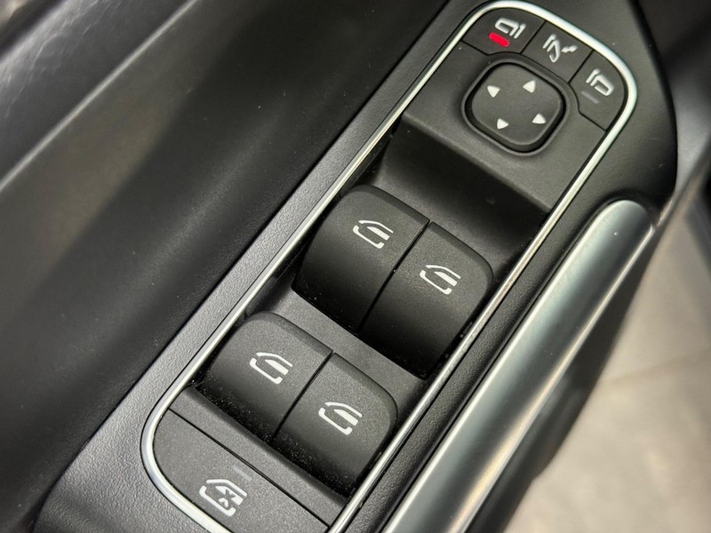 Mercedes-Benz GLA Vehicle Full-screen Gallery Image 18