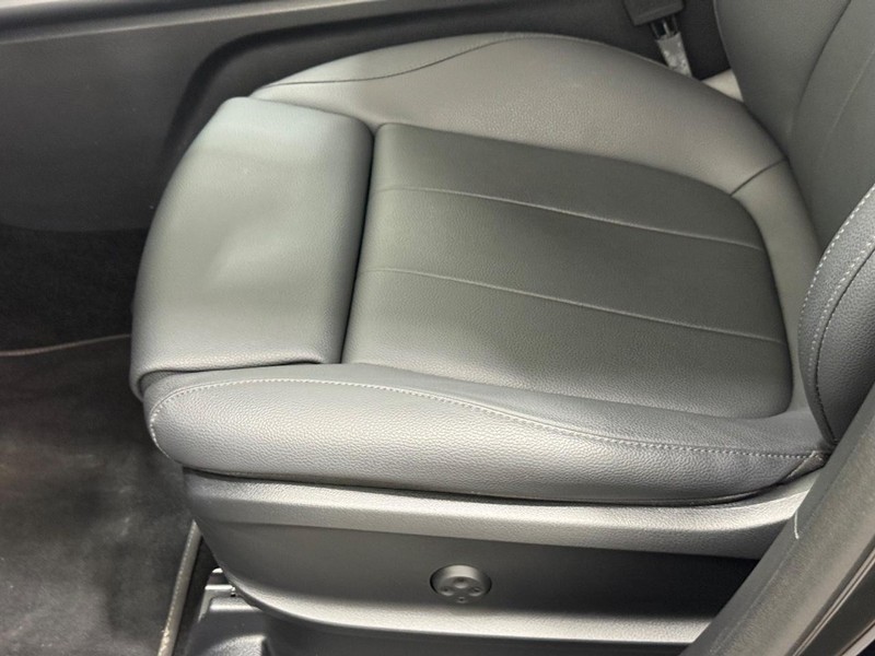 Mercedes-Benz GLA Vehicle Full-screen Gallery Image 19
