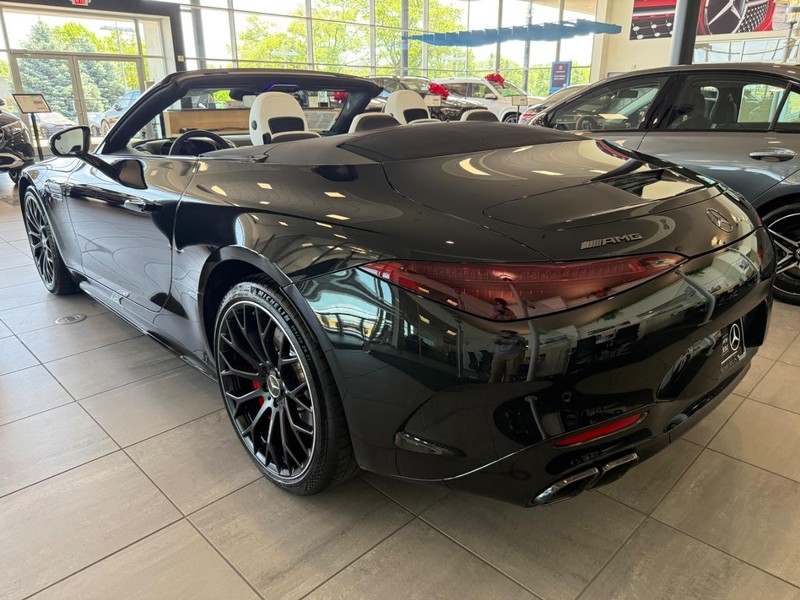 Mercedes-Benz SL Vehicle Full-screen Gallery Image 04
