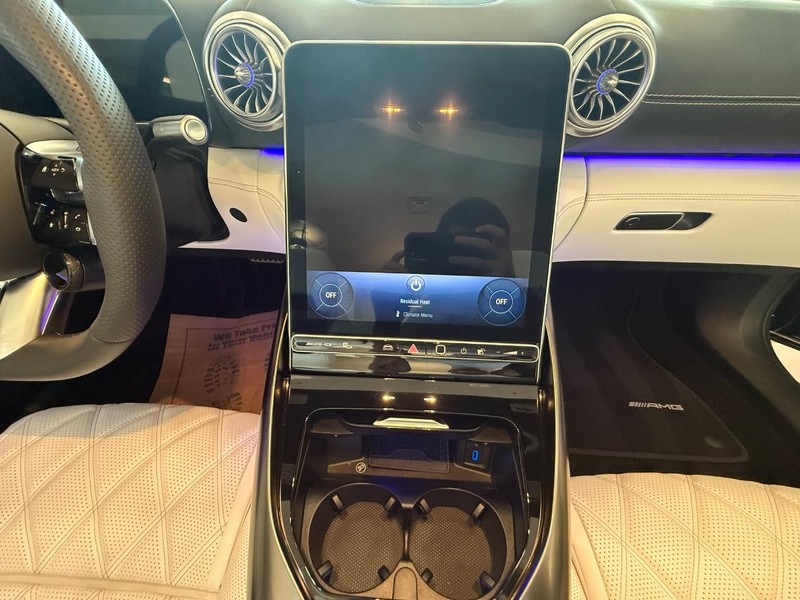 Mercedes-Benz SL Vehicle Full-screen Gallery Image 09
