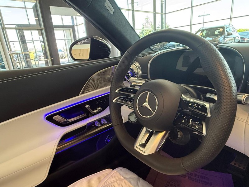 Mercedes-Benz SL Vehicle Full-screen Gallery Image 10