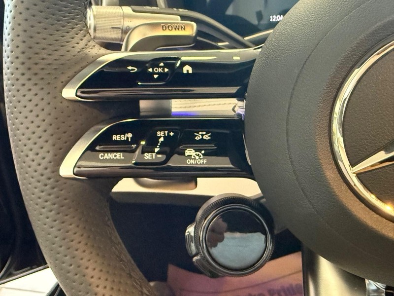 Mercedes-Benz SL Vehicle Full-screen Gallery Image 13
