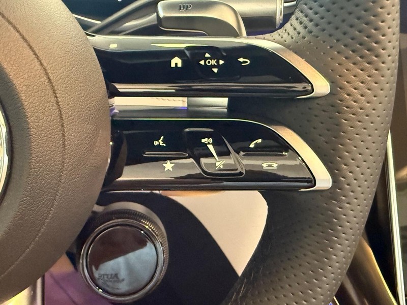 Mercedes-Benz SL Vehicle Full-screen Gallery Image 14