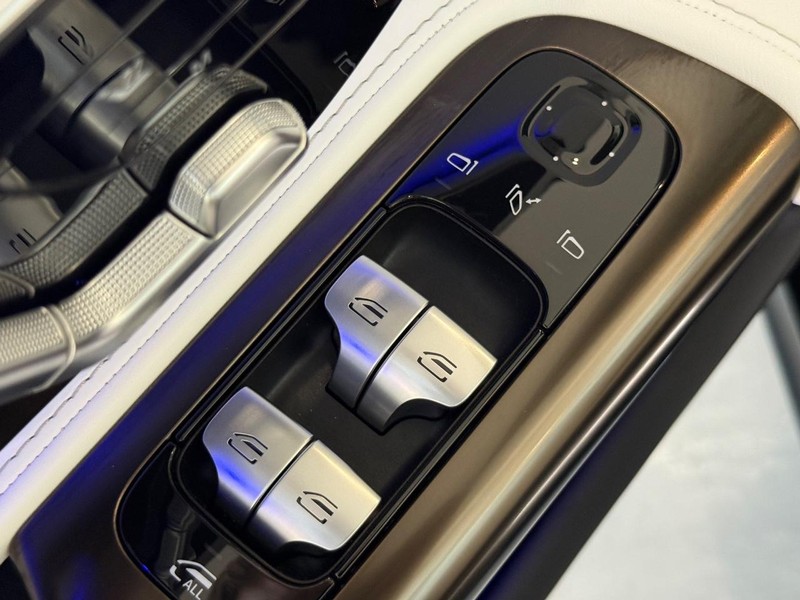 Mercedes-Benz SL Vehicle Full-screen Gallery Image 17