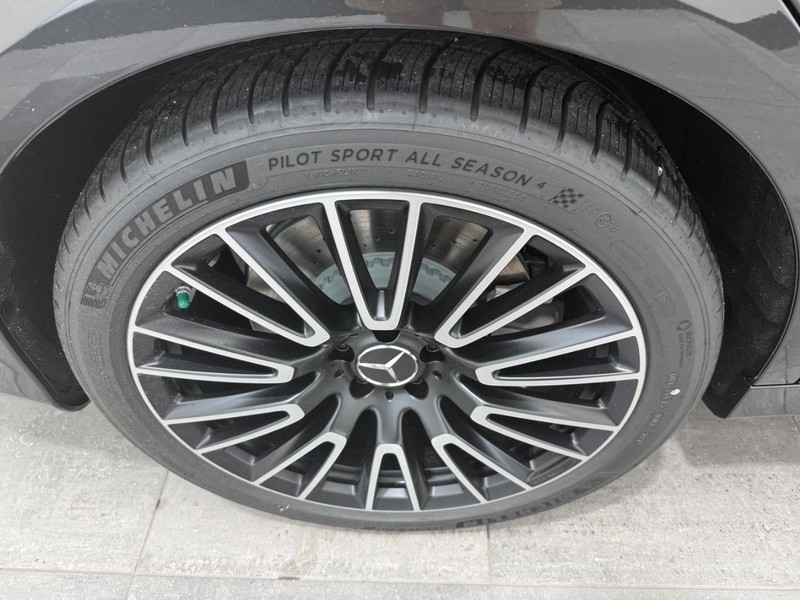 Mercedes-Benz E-Class Vehicle Image 3