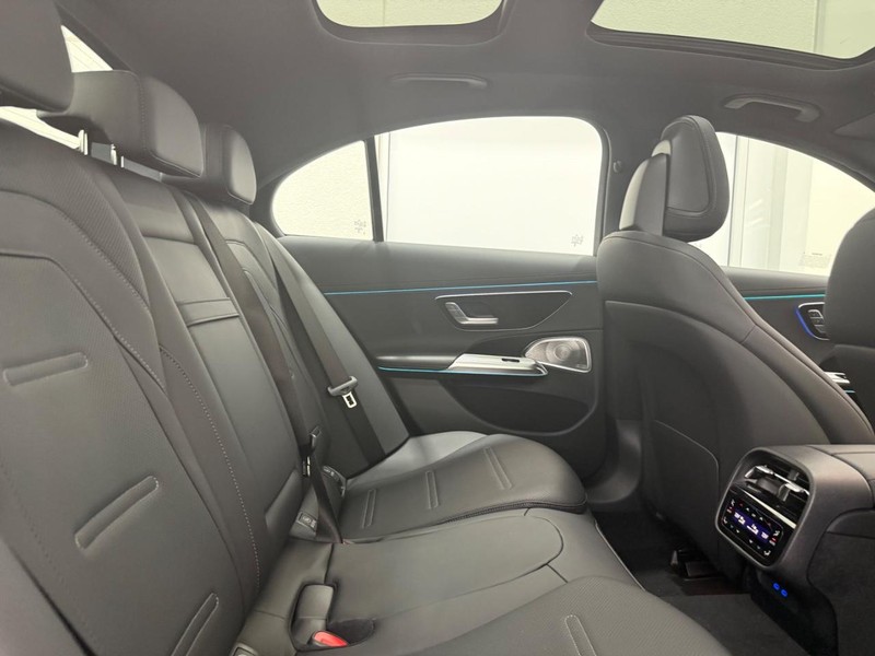 Mercedes-Benz E-Class Vehicle Image 5