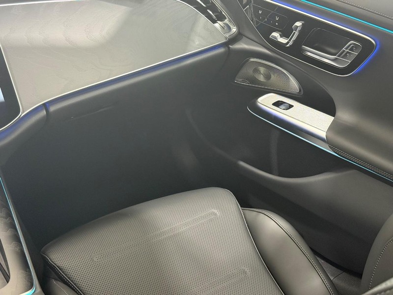 Mercedes-Benz E-Class Vehicle Image 9