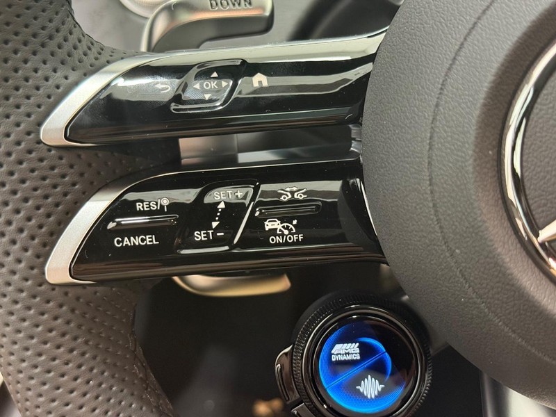 Mercedes-Benz E-Class Vehicle Image 11