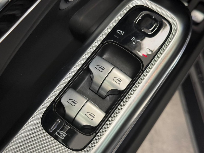 Mercedes-Benz E-Class Vehicle Image 15