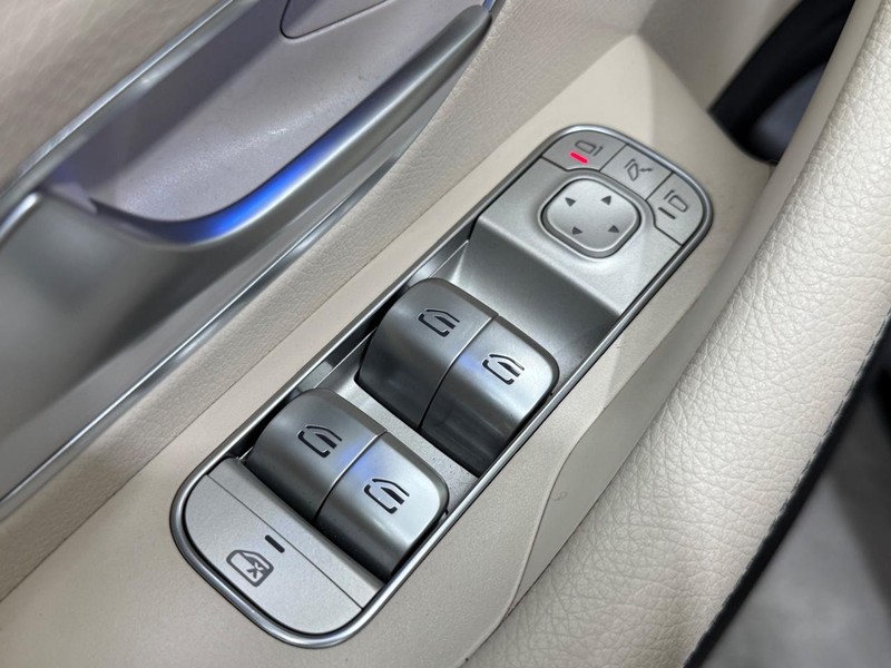 Mercedes-Benz GLE Vehicle Image 19