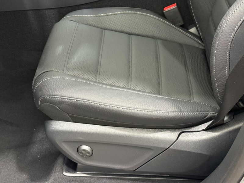 Mercedes-Benz GLE Vehicle Image 18