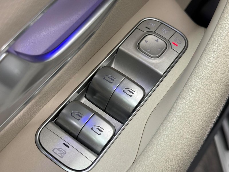 Mercedes-Benz GLS Vehicle Image 20