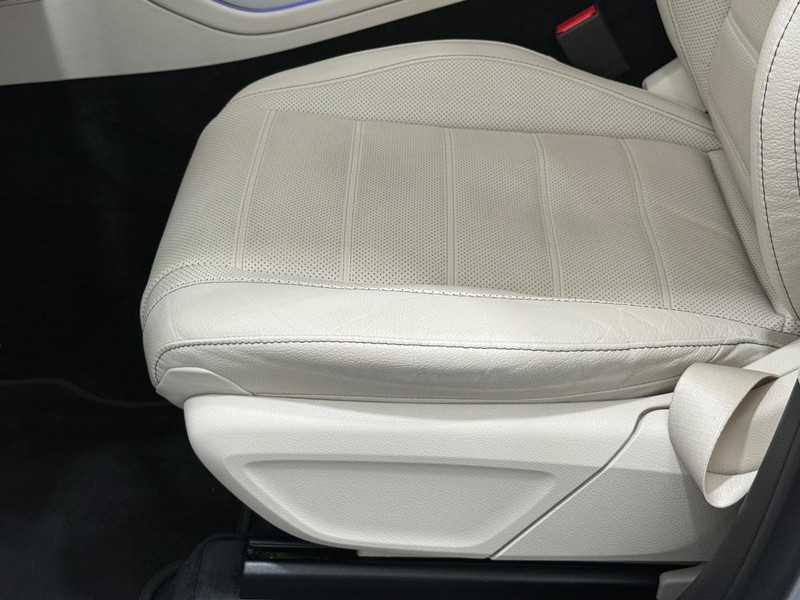 Mercedes-Benz GLS Vehicle Image 21