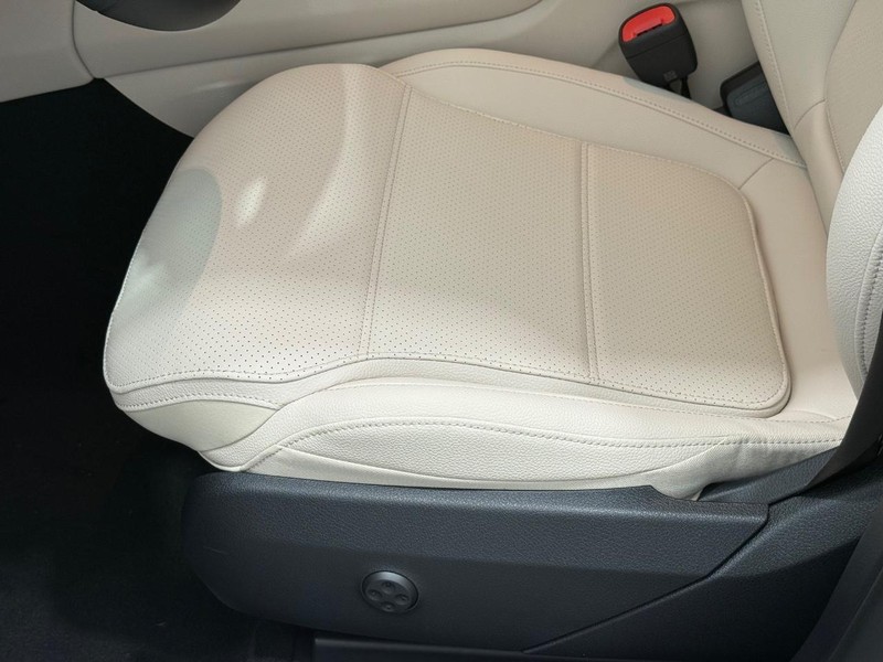Mercedes-Benz GLC Vehicle Image 17