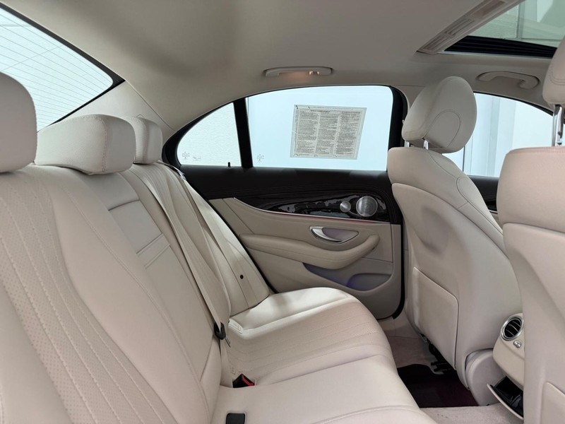 Mercedes-Benz E-Class Vehicle Image 8