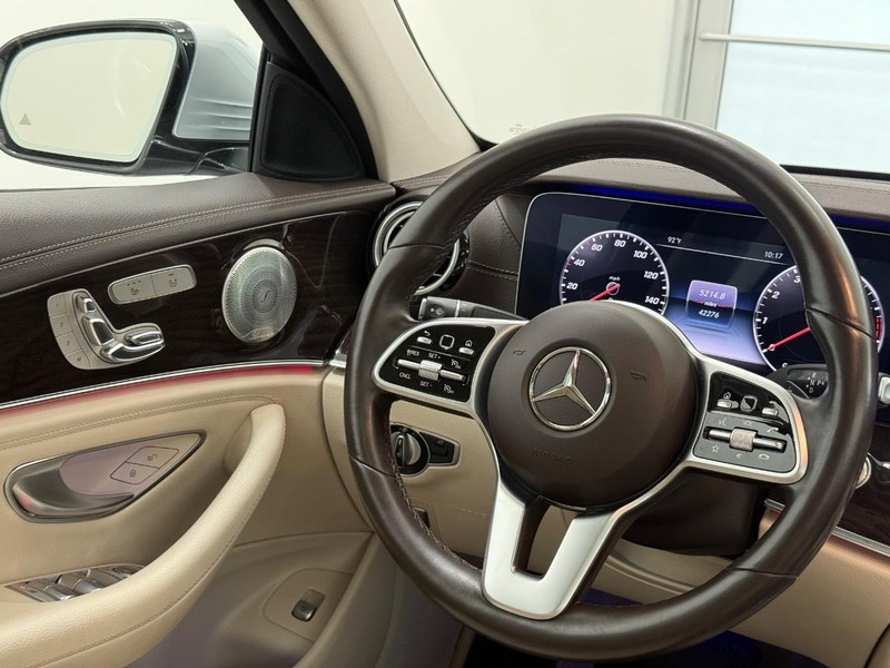 Mercedes-Benz E-Class Vehicle Image 11