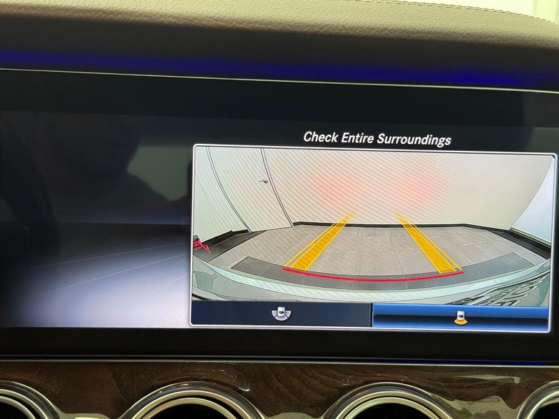 Mercedes-Benz E-Class Vehicle Image 17
