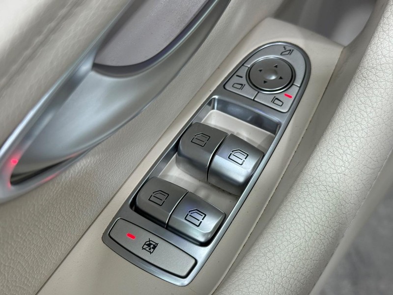 Mercedes-Benz E-Class Vehicle Image 19