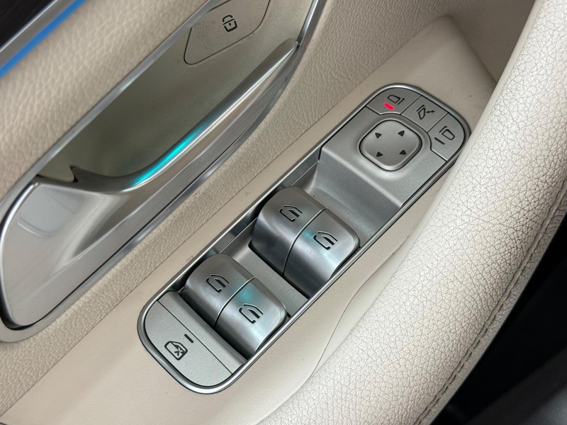 Mercedes-Benz GLE Vehicle Image 18
