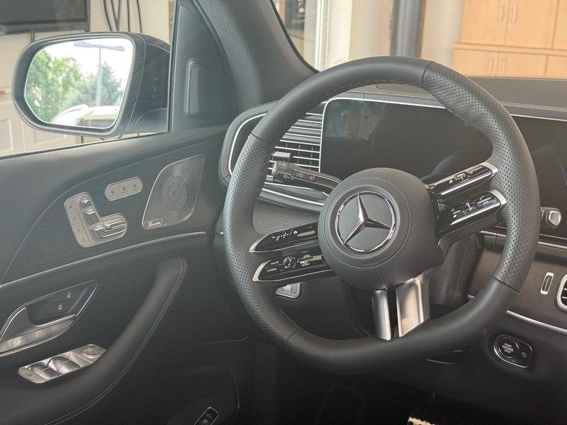 Mercedes-Benz GLS Vehicle Image 7