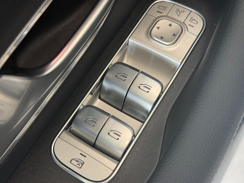 Mercedes-Benz GLS Vehicle Image 13