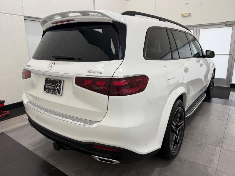 Mercedes-Benz GLS Vehicle Full-screen Gallery Image 02