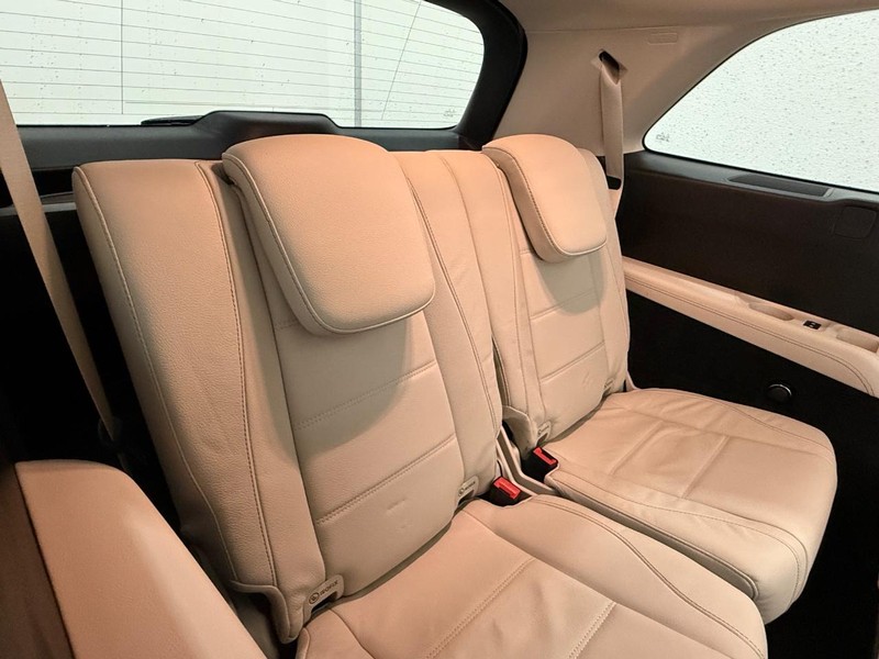Mercedes-Benz GLS Vehicle Full-screen Gallery Image 04