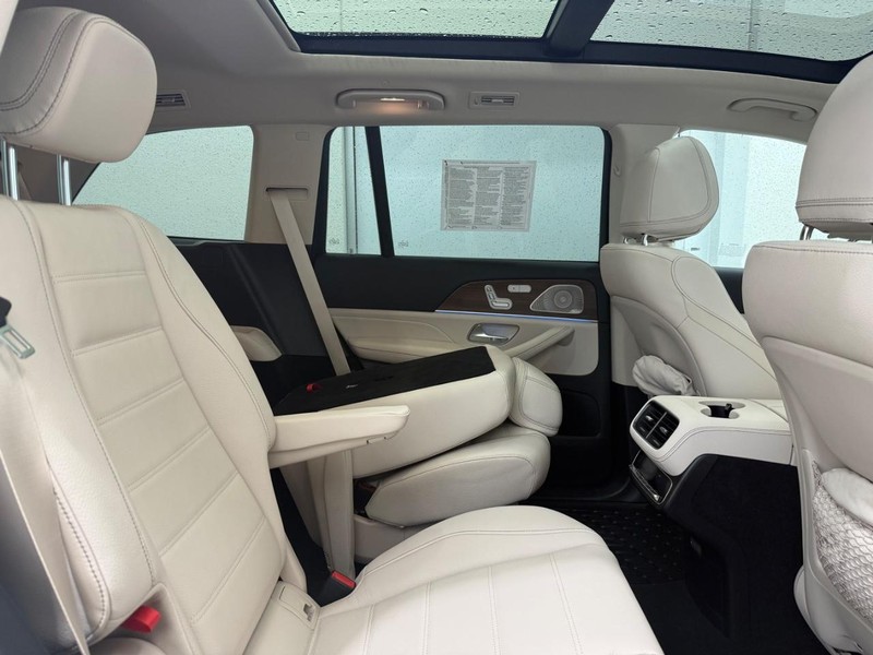 Mercedes-Benz GLS Vehicle Full-screen Gallery Image 05
