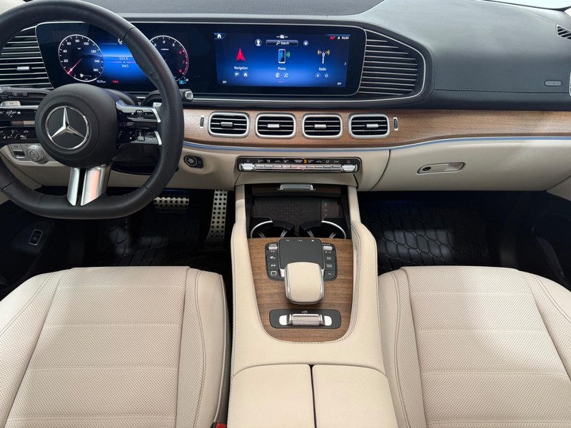 Mercedes-Benz GLS Vehicle Full-screen Gallery Image 06