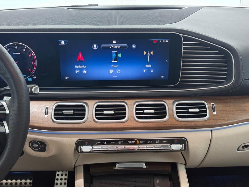 Mercedes-Benz GLS Vehicle Full-screen Gallery Image 07