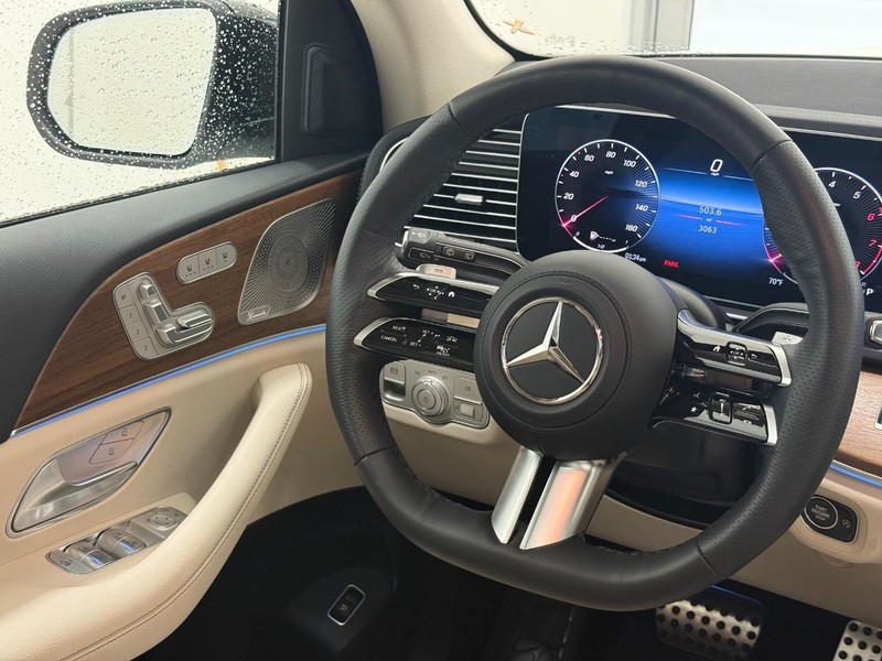 Mercedes-Benz GLS Vehicle Full-screen Gallery Image 08