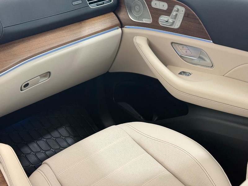 Mercedes-Benz GLS Vehicle Full-screen Gallery Image 09