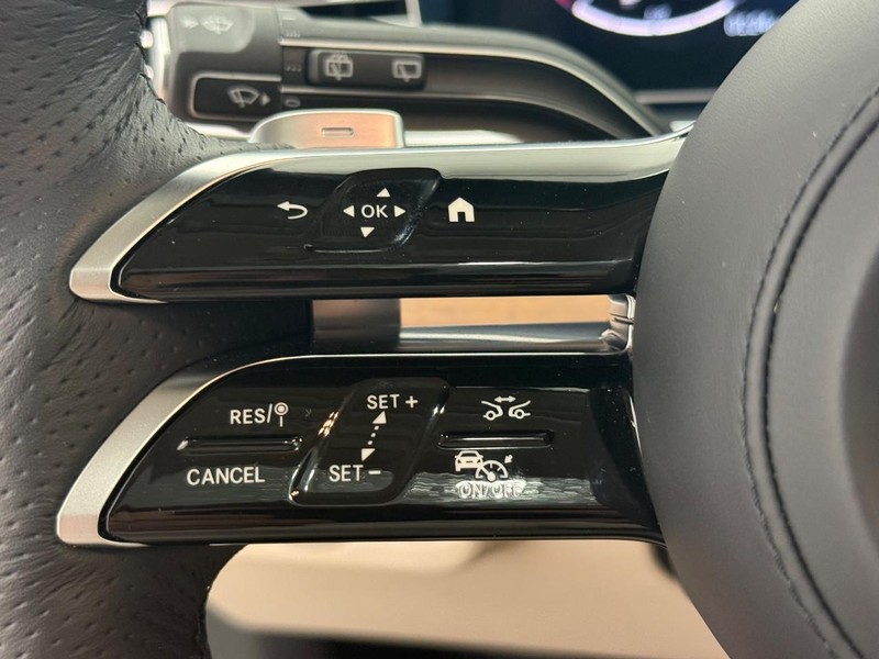 Mercedes-Benz GLS Vehicle Full-screen Gallery Image 11
