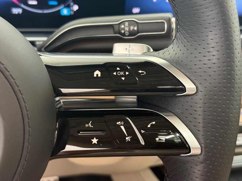 Mercedes-Benz GLS Vehicle Full-screen Gallery Image 12