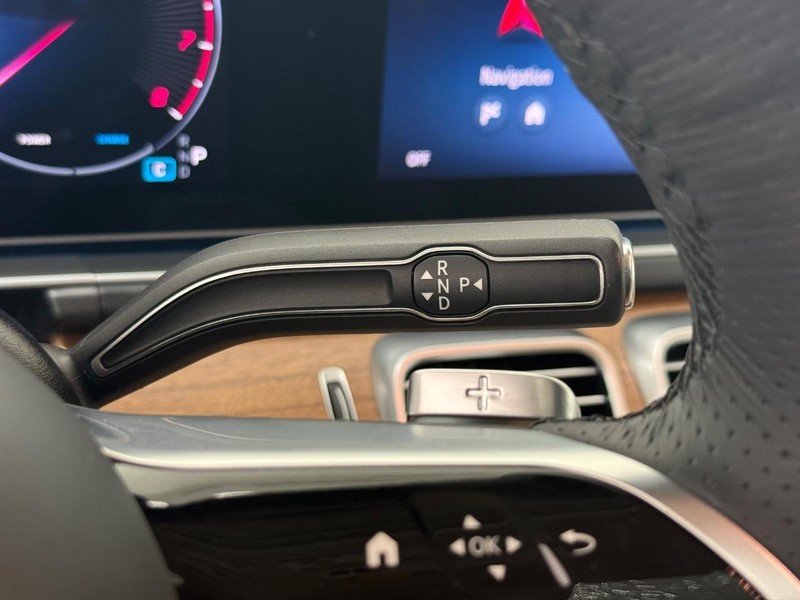Mercedes-Benz GLS Vehicle Full-screen Gallery Image 13