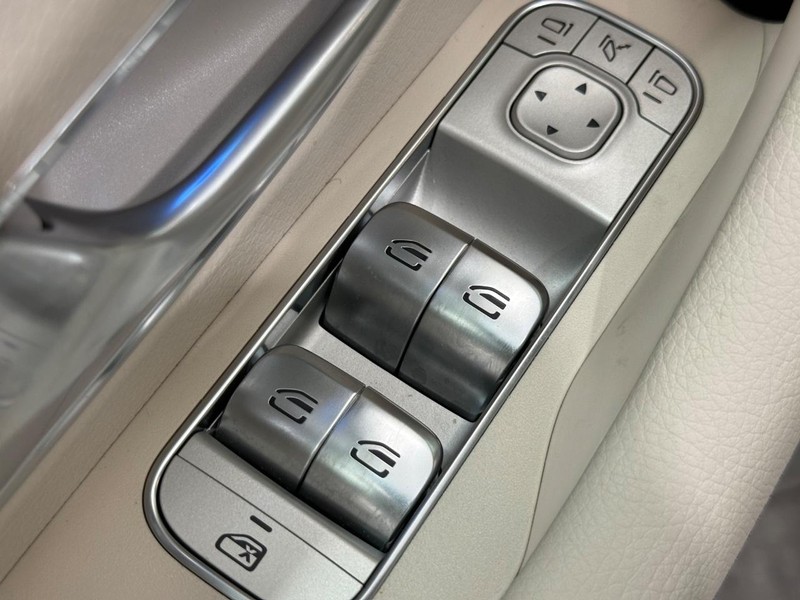 Mercedes-Benz GLS Vehicle Full-screen Gallery Image 15