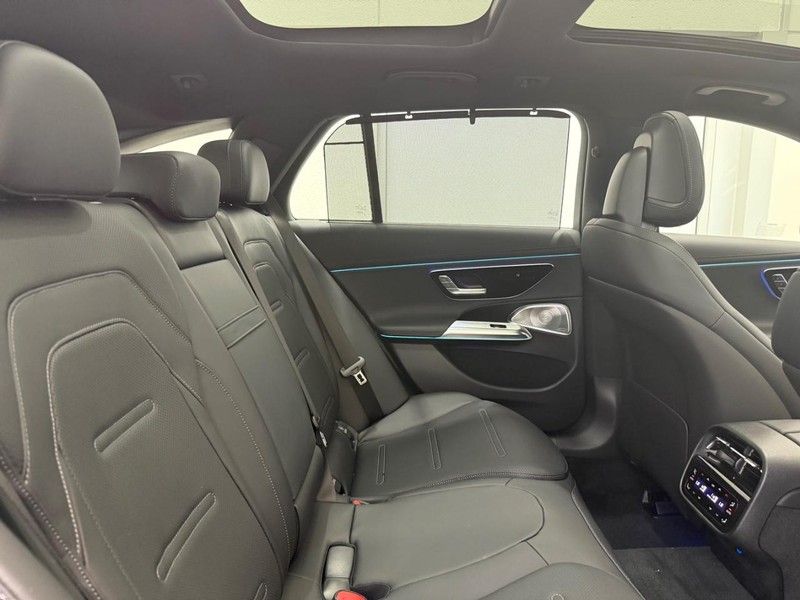 Mercedes-Benz E-Class Vehicle Image 4