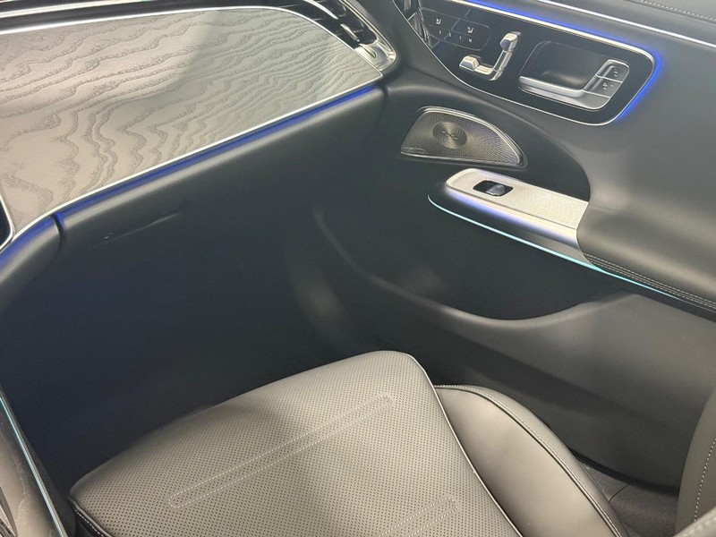 Mercedes-Benz E-Class Vehicle Image 8