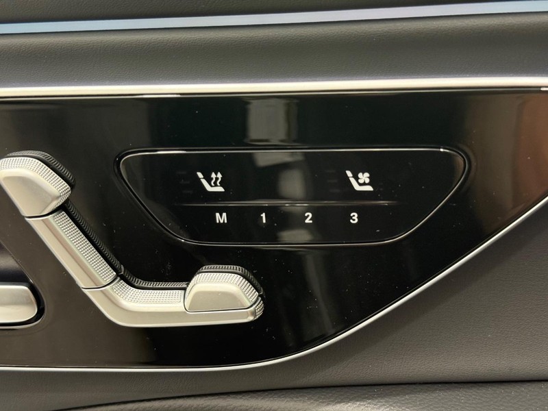 Mercedes-Benz E-Class Vehicle Image 9