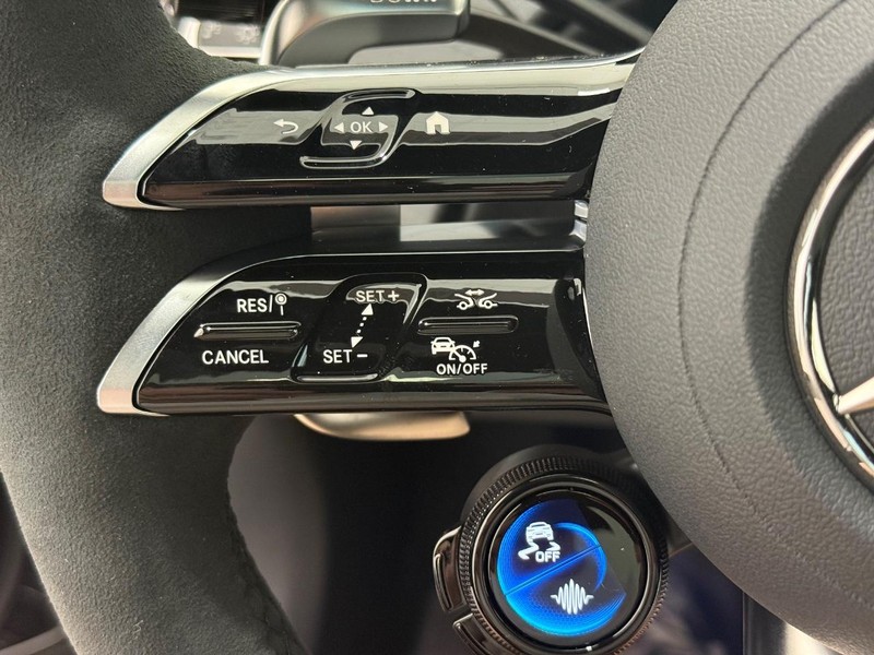 Mercedes-Benz E-Class Vehicle Image 10