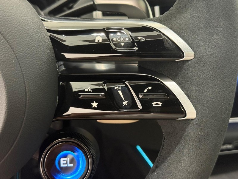 Mercedes-Benz E-Class Vehicle Image 11