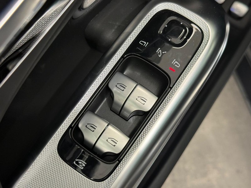 Mercedes-Benz E-Class Vehicle Image 15