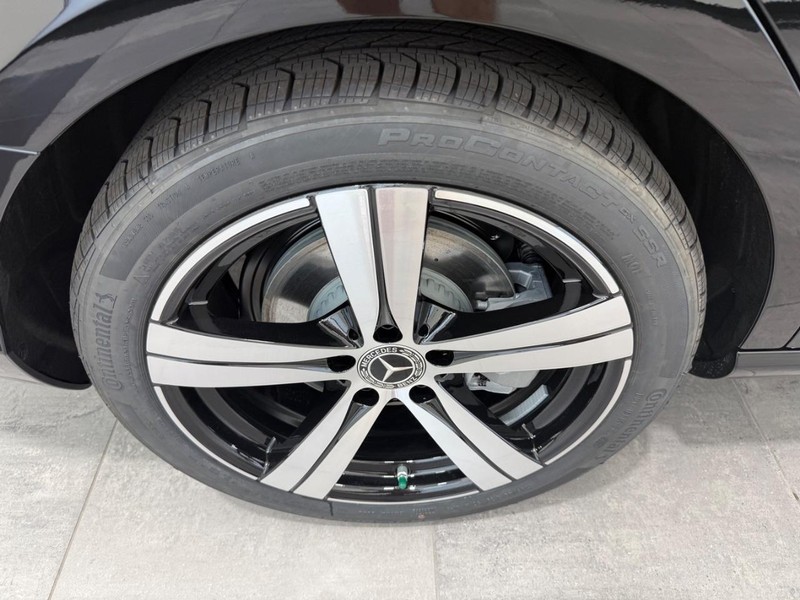 Mercedes-Benz C-Class Vehicle Image 3