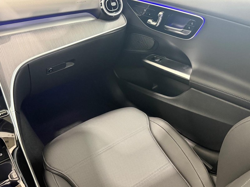 Mercedes-Benz C-Class Vehicle Image 9