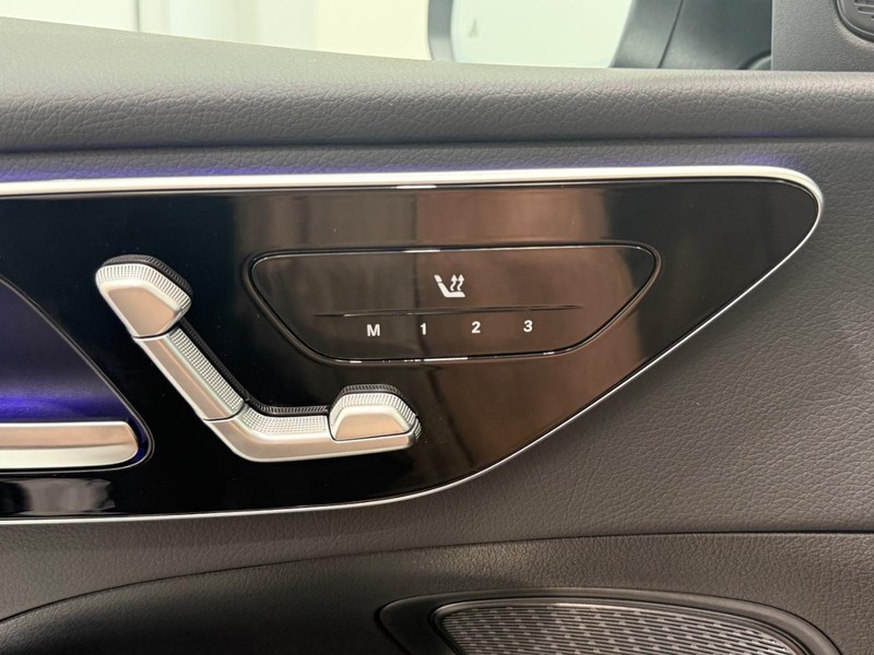 Mercedes-Benz C-Class Vehicle Image 10