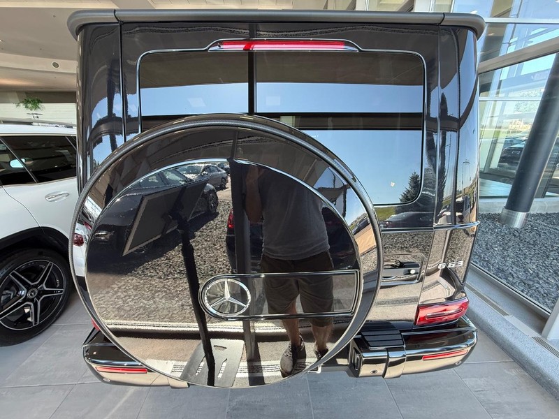 Mercedes-Benz G-Class Vehicle Image 3
