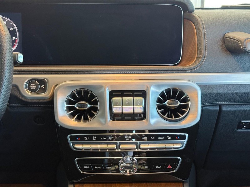 Mercedes-Benz G-Class Vehicle Image 10