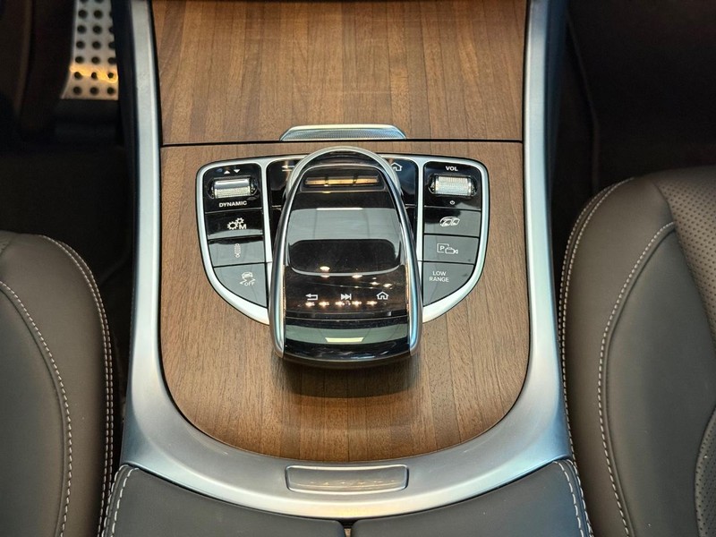 Mercedes-Benz G-Class Vehicle Image 11