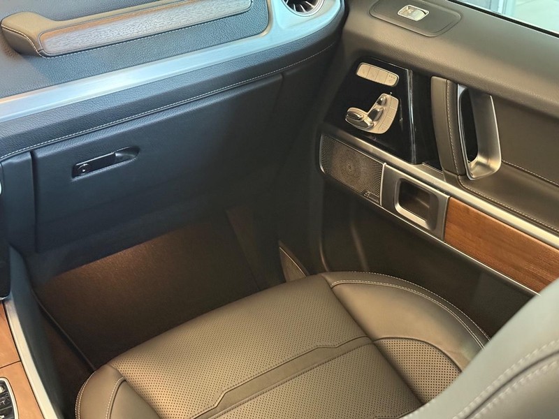 Mercedes-Benz G-Class Vehicle Image 13